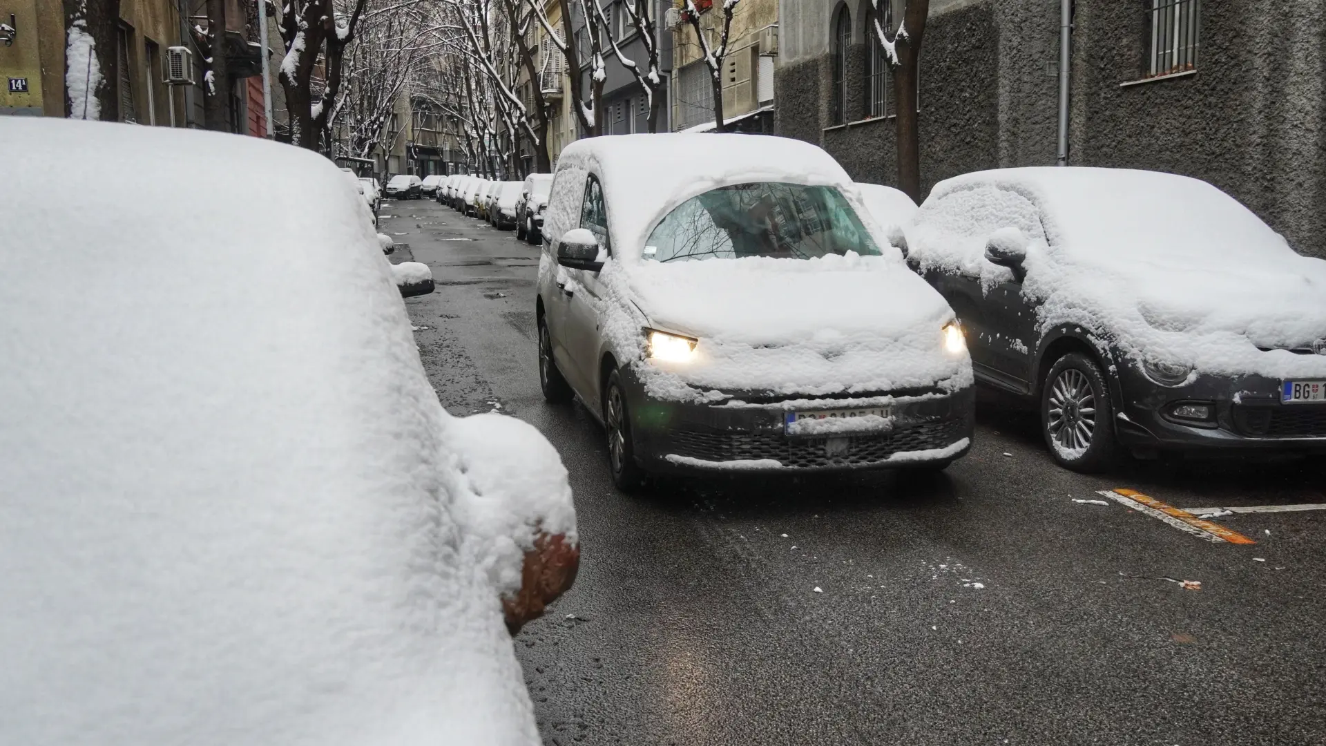 Oprez I Za Vozače I Za Pešake Dok Je Snežno Vreme: Sipajte Više Goriva ...